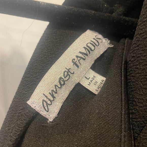 Plunge Jumpsuit with ruffle shoulders - Picture 5 of 5